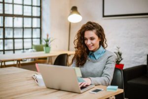 mujer trabajando en Computadores corporativos